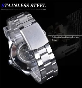 Détail montrant une montre automatique pour homme avec bracelet en acier inoxydable