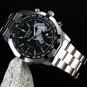 Gros plan de la montre automatique Winner pour homme avec cadran noir et bracelet argenté.