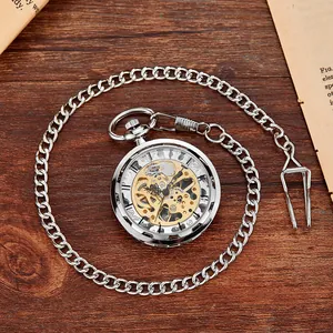 Gros plan d'une montre à gousset mécanique vintage argentée avec mouvement squelette doré