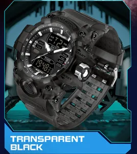 Gros plan de la montre de sport SANDA pour hommes en finition noire transparente