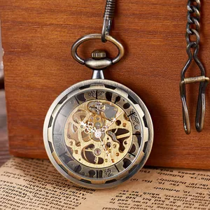 Vue macro d'une montre de poche mécanique dorée squelette montrant les engrenages