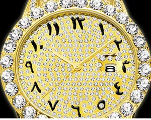 Détail du cadran de montre MISSFOX en or serti de diamants et chiffres arabes.