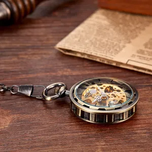 Gros plan d'une montre de poche mécanique vintage en bronze sur une surface en bois rustique.