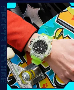 Gros plan de la montre de sport lumineuse SANDA vert fluo à double affichage au poignet