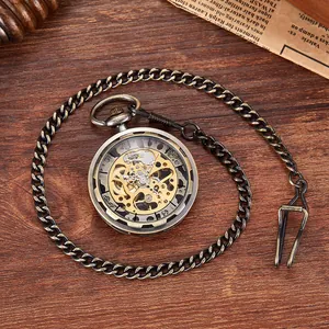 Vue détaillée d'une montre à gousset mécanique squelette vintage sur un socle en bois