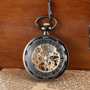 Gros plan de la montre de poche mécanique squelette avec engrenages dorés et boîtier noir