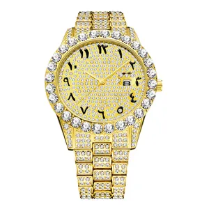 Détails de la montre de luxe dorée glacée pour hommes avec chiffres arabes sur le cadran
