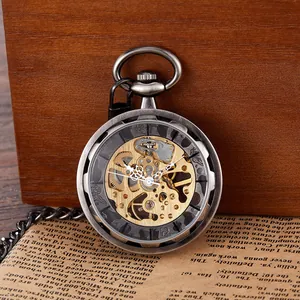 Gros plan détaillé d'une montre de poche mécanique squelette vintage au mouvement doré