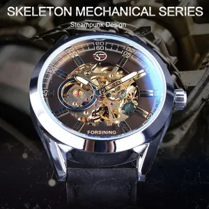 Détail montrant le mouvement squelette complexe d'une montre steampunk FORSINING