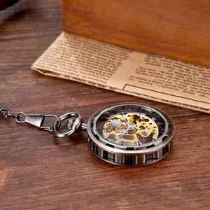 Vue macro détaillée d'une montre de poche mécanique vintage squelette à engrenages dorés