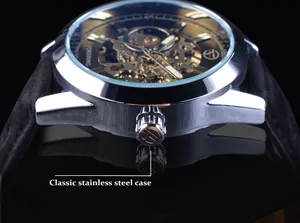 Gros plan d'une montre squelette Forsining avec boîtier en acier