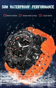 Vue détaillée de la montre de sport étanche SANDA 6126 avec bracelet orange dans l'eau.