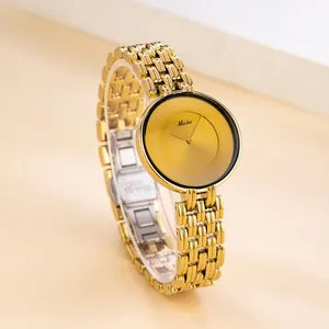 Gros plan sur l'élégante montre MISSFOX dorée pour femme avec cadran minimaliste