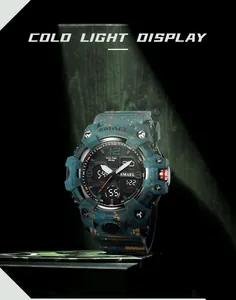 Vue détaillée de la montre tactique SMAEL avec affichage à lumière froide