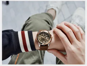 Gros plan d'une montre à quartz Benyar pour homme avec bracelet en cuir marron et cadran