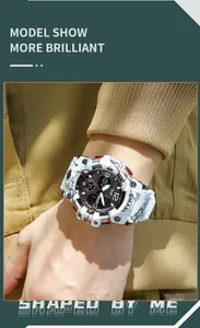 Gros plan détaillé d'une montre tactique SMAEL avec motifs marbrés au poignet