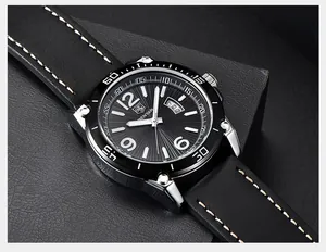 Gros plan de la montre à quartz Benyar pour homme avec cadran noir et bracelet cuir.