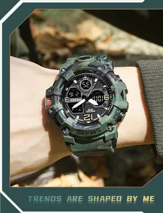 Gros plan d'une montre tactique SMAEL camouflage vert portée au poignet pour l'extérieur