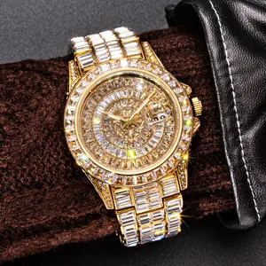 Gros plan d'une montre de luxe pour homme en or sertie de zircons de taille baguette