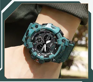 Gros plan sur la montre tactique SMAEL avec bracelet camouflage vert et double affichage