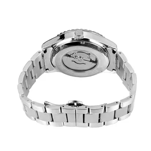 Vue détaillée du dos de la montre automatique Forsining avec bracelet en acier argenté