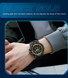 Montre de sport SANDA robuste pour homme en noir et or au poignet d'un mannequin