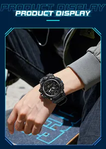 Vue détaillée de la montre de sport noire SANDA au poignet avec affichage double