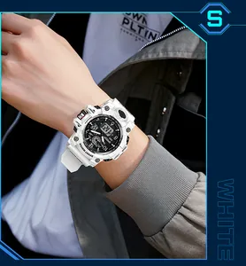 Détail d'une montre de sport SANDA blanche pour homme avec affichage double et boutons