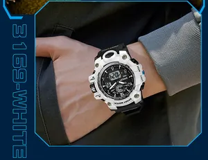 Vue détaillée d'une montre de sport numérique SANDA blanche et noire sur un poignet