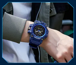 Gros plan d'une montre de sport SANDA bleue au poignet avec affichage numérique complet