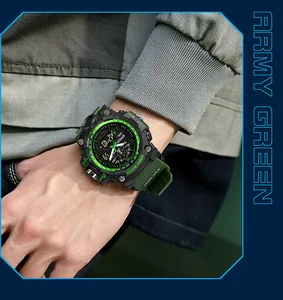 Gros plan détaillé de la montre de sport SANDA vert armée pour homme portée au poignet