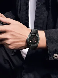 Detailansicht der schwarzen TOMI-Vintage-Quaruhr mit Skelettzifferblatt am Handgelenk