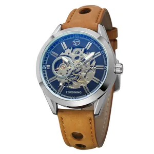 Gros plan de la montre automatique Forsining pour hommes avec bracelet en cuir tan