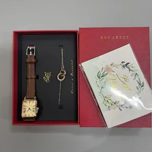 Elegante vintage vierkante horloge- en armbandcadeauset in een rode doos met kaart