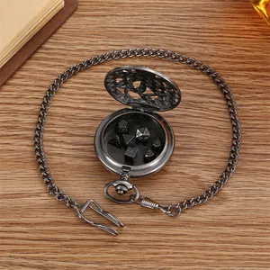 Detailweergave van DND-dobbelstenen in een holle steampunk tandwielzakhorlogekast
