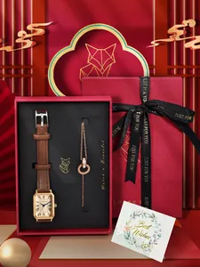 Elegante cadeauset met een vintage gouden horloge en armband in een rode feestelijke doos