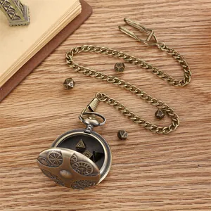 Detailopname van een vintage steampunk zakhorlogekast met DND dobbelstenen erin