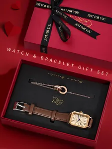 Detailopname van een retro vierkant horloge en armband in een luxe rode geschenkdoos met lint