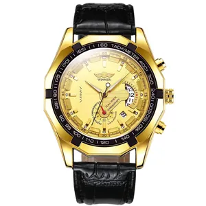 Détail d'une montre mécanique Winner avec boîtier doré et bracelet en cuir noir chic.
