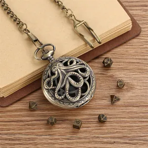 Detailopname van bronzen octopus zakhorlogehoes met DND-dobbelstenen op houten bureau