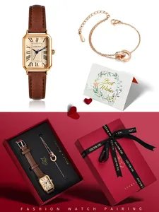 Gedetailleerd overzicht van vintage horloge- en armbandcadeauset met feestelijke verpakking