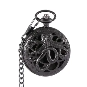 Detailweergave van zwarte holle metalen zakhorlogekast met octopusontwerp en ketting voor heren