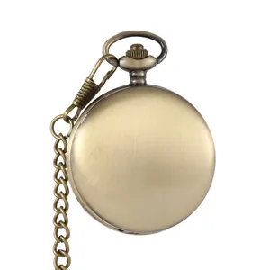 Gedetailleerde weergave van een gladde bronzen zakhorlogekast met een dikke schakelketting