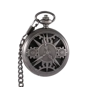 Detail van antiek zilveren zakhorlogekast met tandwiel hol ontwerp en bijbehorende ketting.