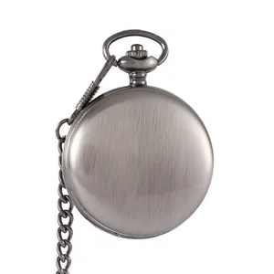 Achteraanzicht van vintage geborsteld metalen zakhorlogekast met stevige zilveren ketting