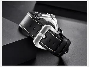 Gros plan du bracelet en cuir noir et de la boucle en acier brossé de la montre Benyar pour homme
