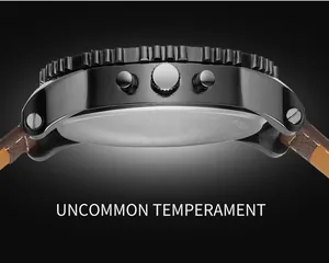 Vue latérale de la montre à quartz Oulm pour homme avec boîtier noir et bracelet brun