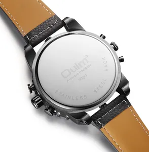 Gros plan détaillé du dos du boîtier en acier inoxydable d'une montre pour homme Oulm