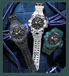 Gros plan sur les montres tactiques SMAEL outdoor avec textures camouflage et marbre