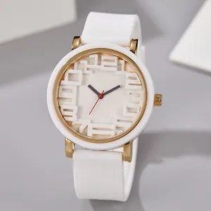 Πολυτελές μινιμαλιστικό ρολόι quartz με λευκό λουράκι σιλικόνης και χρυσή στεφάνη